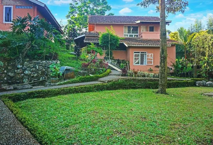 Hotelli Capital O 92836 Villa Kampoeng Katineung