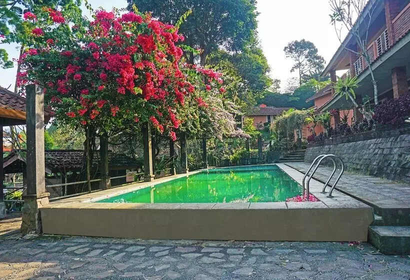 Hotelli Capital O 92836 Villa Kampoeng Katineung