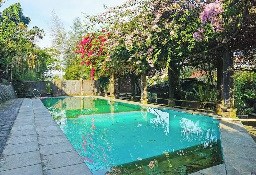 Hotelli Capital O 92836 Villa Kampoeng Katineung