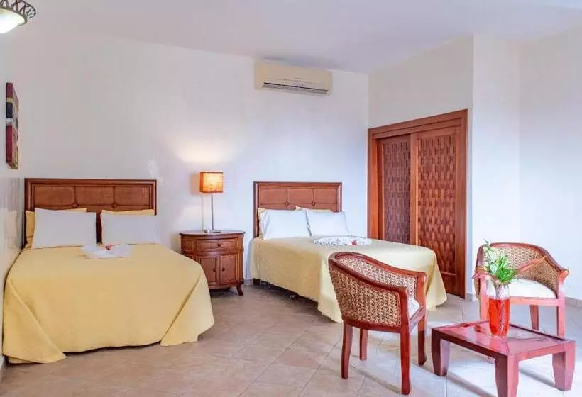 هتل West Bay Colonial