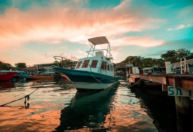 هتل West Bay Colonial