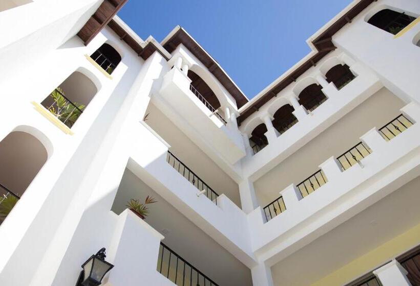 هتل West Bay Colonial