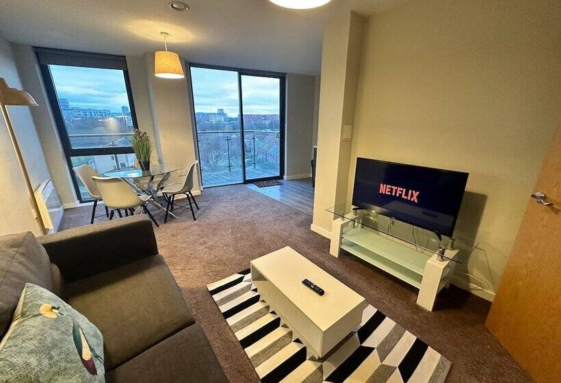 Adelphi Wharf Apartments By Beehosting