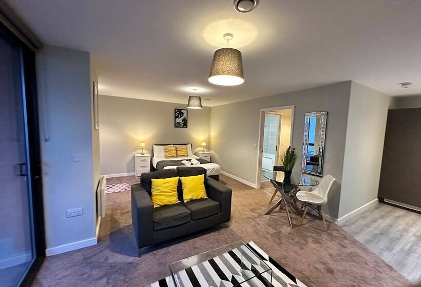 Adelphi Wharf Apartments By Beehosting