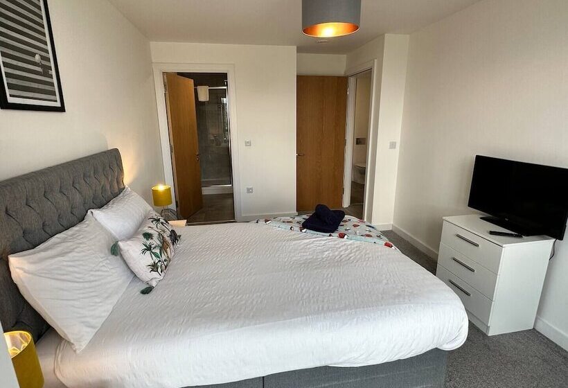 Adelphi Wharf Apartments By Beehosting