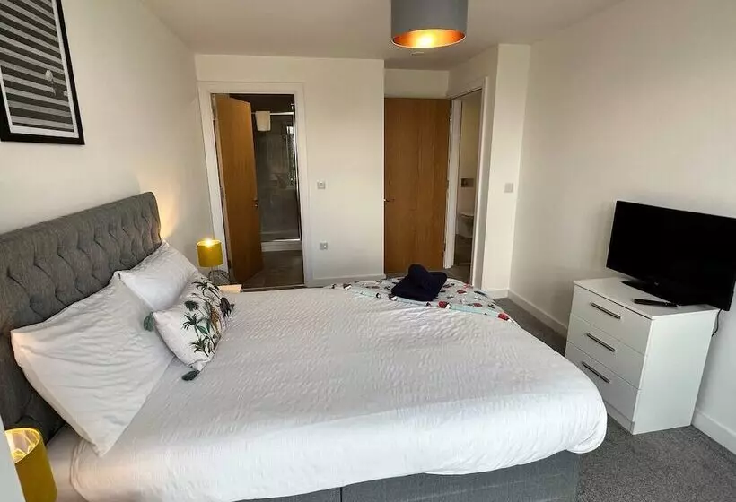 Adelphi Wharf Apartments By Beehosting