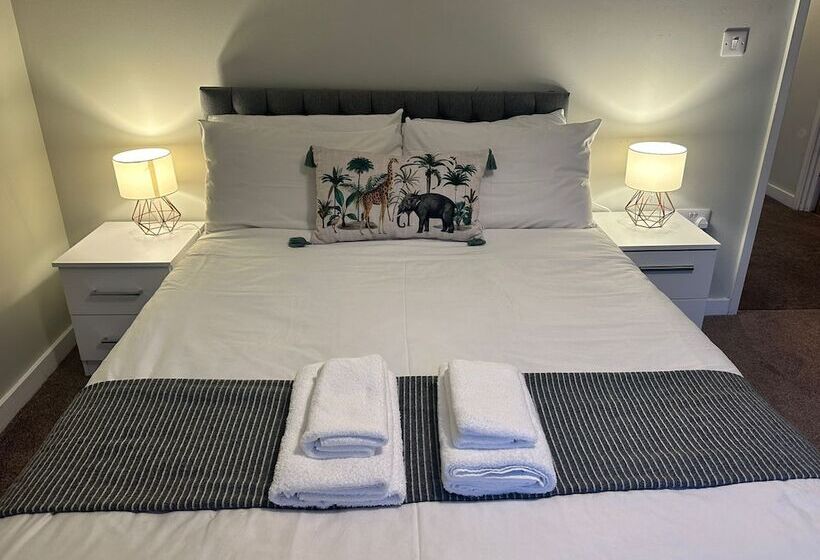 Adelphi Wharf Apartments By Beehosting