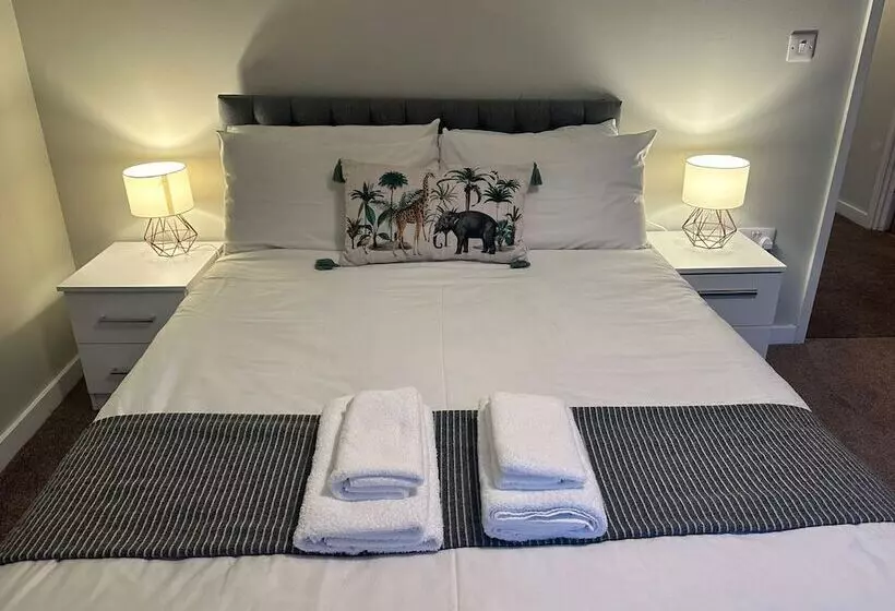 Adelphi Wharf Apartments By Beehosting