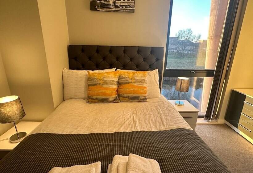 Adelphi Wharf Apartments By Beehosting