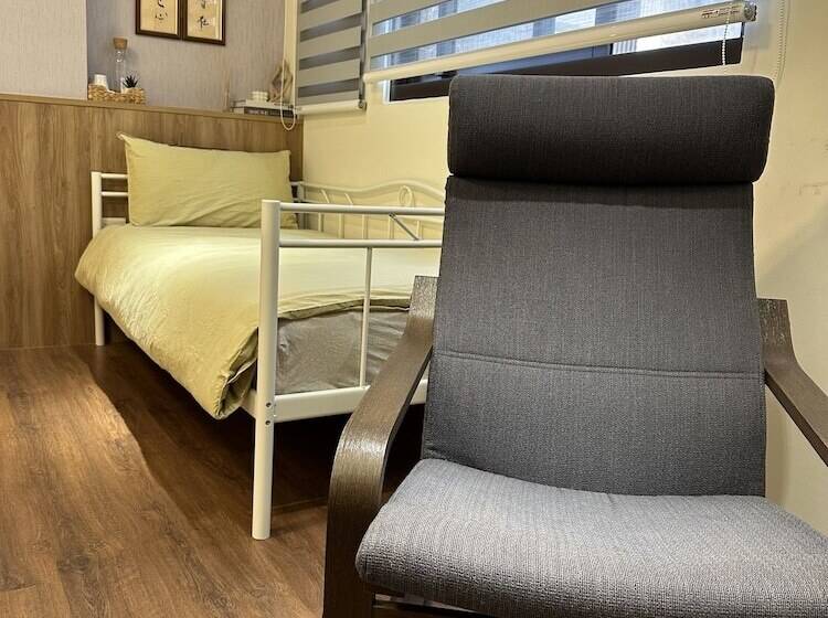 تختخواب و صبحانه Miki Sanbai