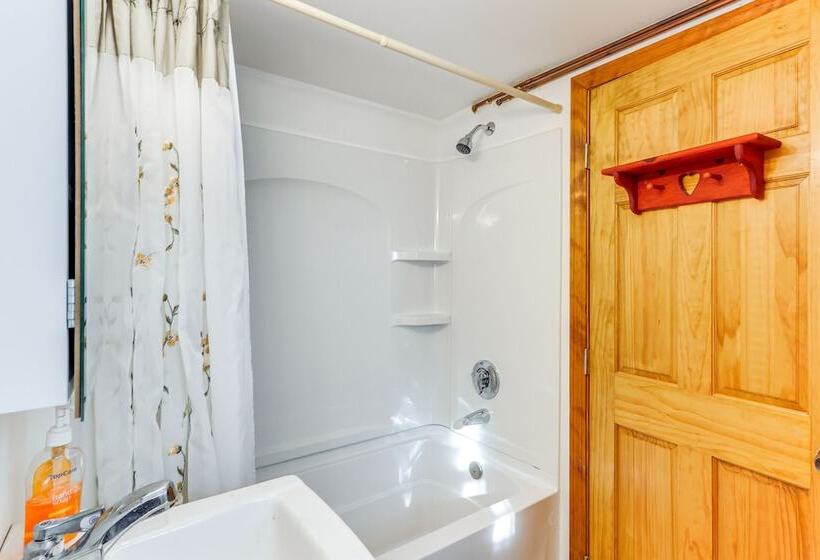 Charming Old Lyme Cottage, Steps To Private Beach!