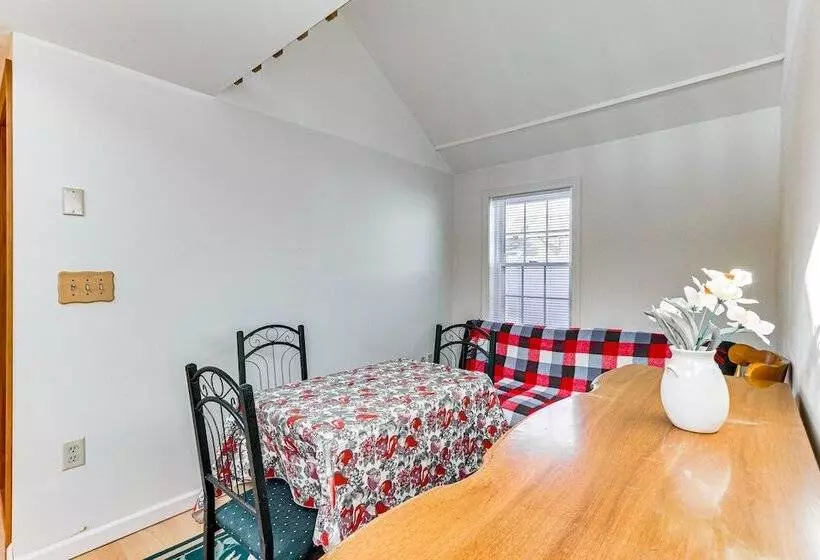 Charming Old Lyme Cottage, Steps To Private Beach!