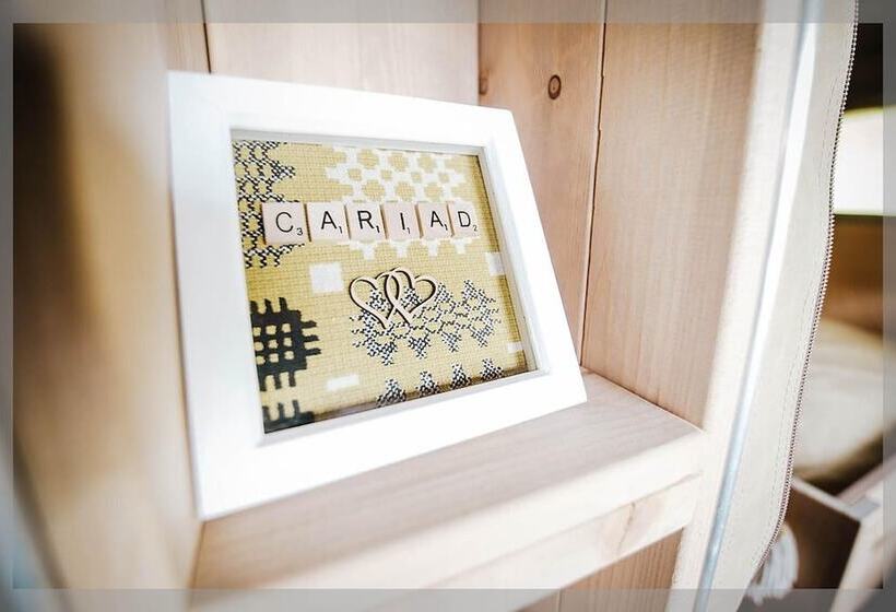 Hotelli Remarkable 2 Bed Safari Lodge In Llanidloes