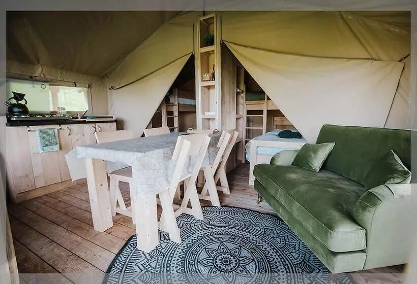 Hotelli Remarkable 2 Bed Safari Lodge In Llanidloes