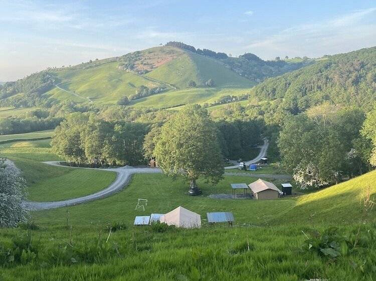 Hotelli Remarkable 2 Bed Safari Lodge In Llanidloes