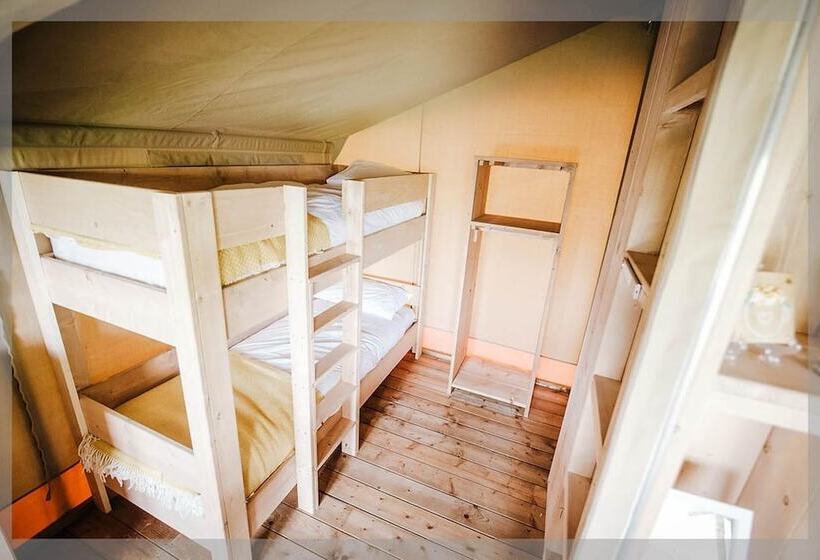 Hotelli Remarkable 2 Bed Safari Lodge In Llanidloes