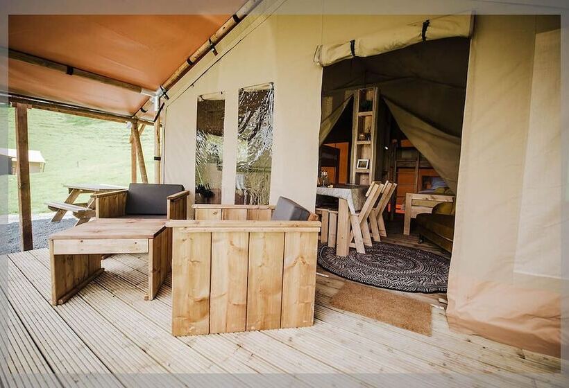 Hotelli Remarkable 2 Bed Safari Lodge In Llanidloes