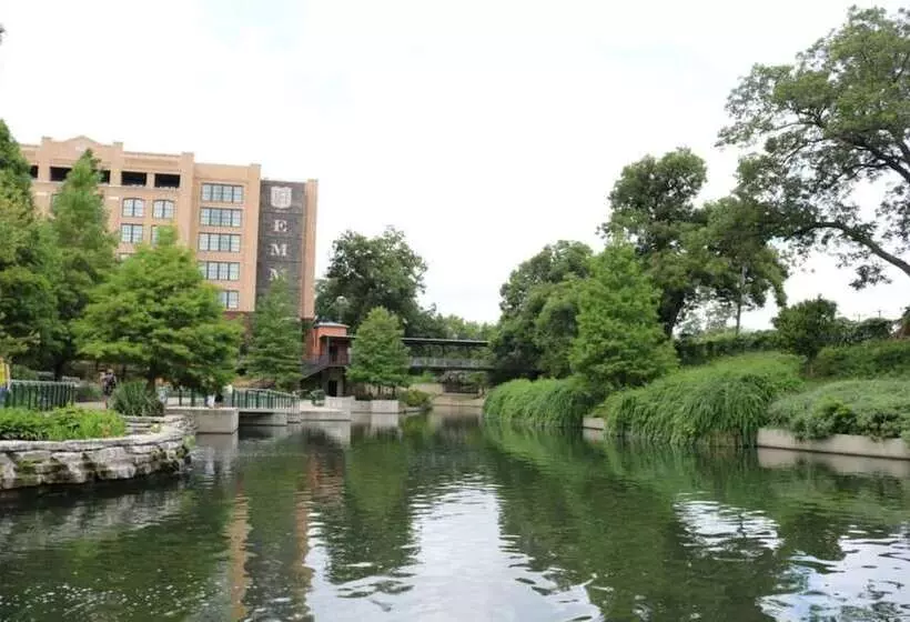 Inviting 4br/2.5ba Downtown Home With Ample Space!
