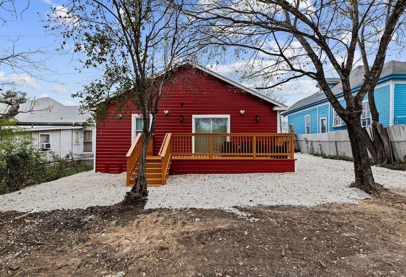 Inviting 4br/2.5ba Downtown Home With Ample Space!