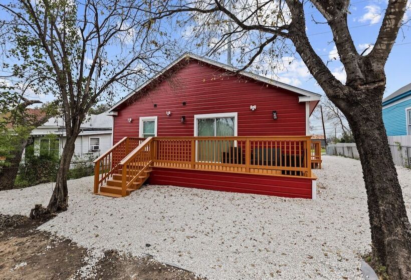 Inviting 4br/2.5ba Downtown Home With Ample Space!