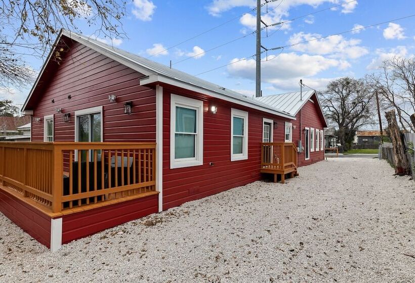 Inviting 4br/2.5ba Downtown Home With Ample Space!