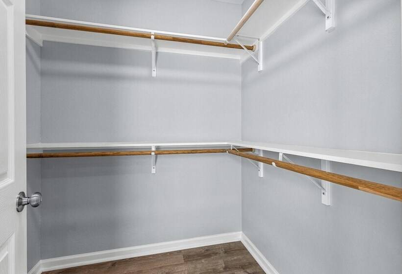 Inviting 4br/2.5ba Downtown Home With Ample Space!