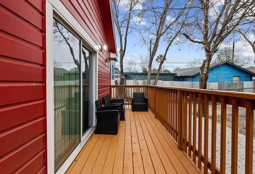 Inviting 4br/2.5ba Downtown Home With Ample Space!