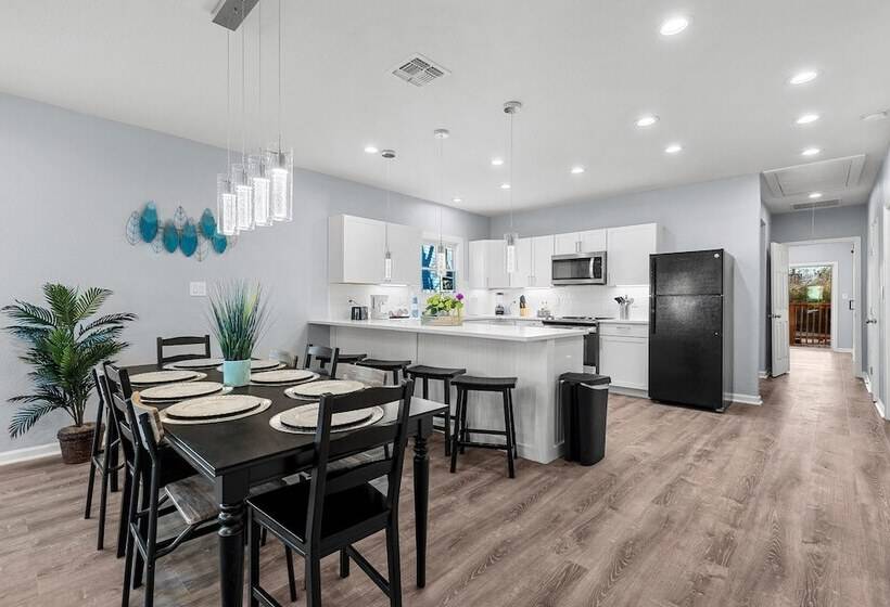 Inviting 4br/2.5ba Downtown Home With Ample Space!