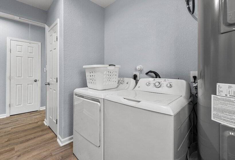 Inviting 4br/2.5ba Downtown Home With Ample Space!