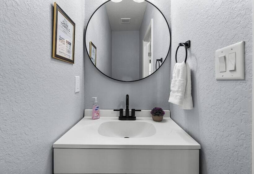 Inviting 4br/2.5ba Downtown Home With Ample Space!