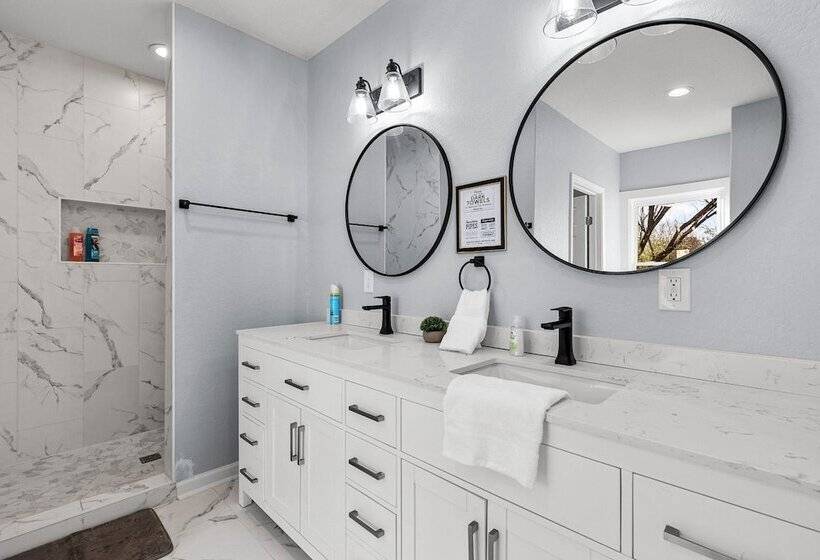 Inviting 4br/2.5ba Downtown Home With Ample Space!