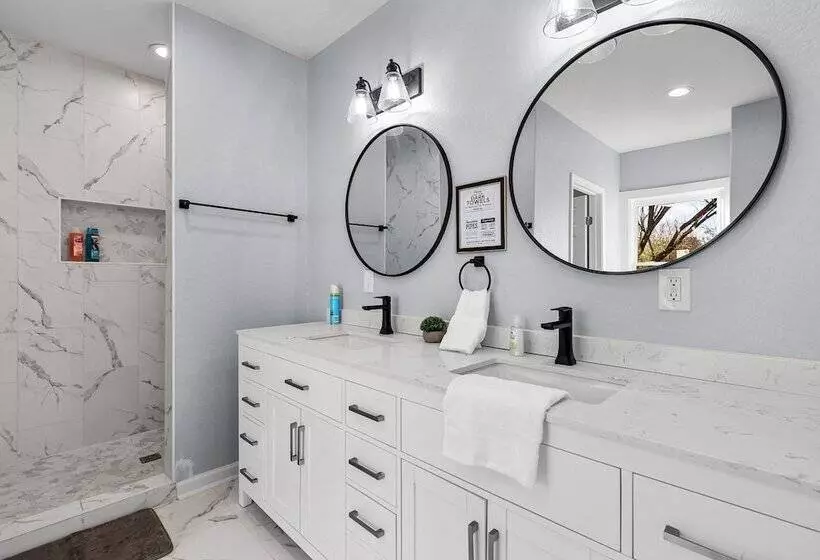 Inviting 4br/2.5ba Downtown Home With Ample Space!