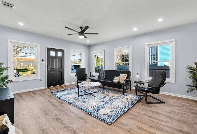 Inviting 4br/2.5ba Downtown Home With Ample Space!