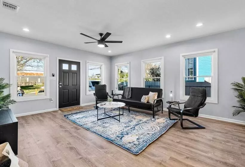 Inviting 4br/2.5ba Downtown Home With Ample Space!