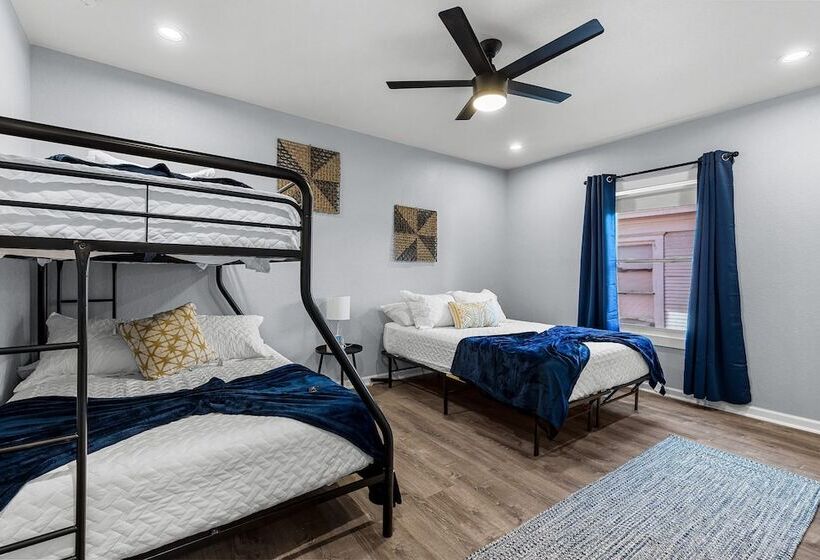 Inviting 4br/2.5ba Downtown Home With Ample Space!