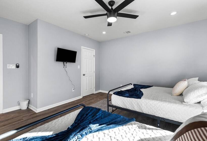 Inviting 4br/2.5ba Downtown Home With Ample Space!