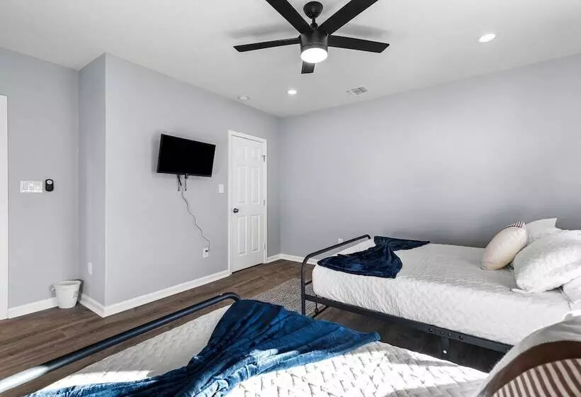 Inviting 4br/2.5ba Downtown Home With Ample Space!