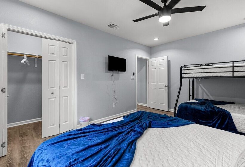 Inviting 4br/2.5ba Downtown Home With Ample Space!