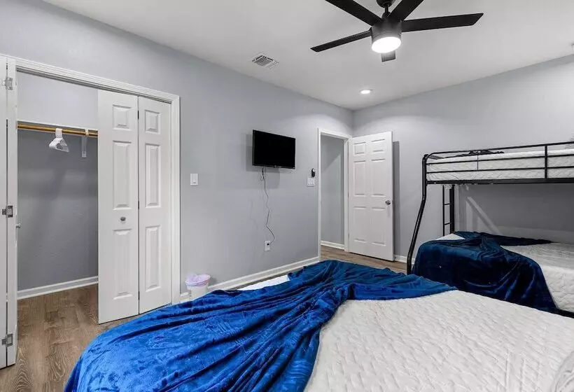 Inviting 4br/2.5ba Downtown Home With Ample Space!