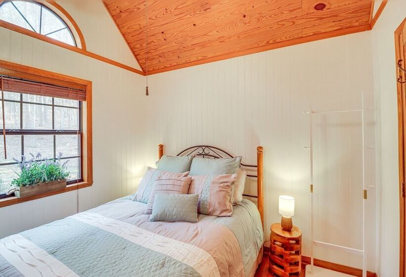 Lakefront Arkansas Home W/ Deck, Grill & Cornhole!