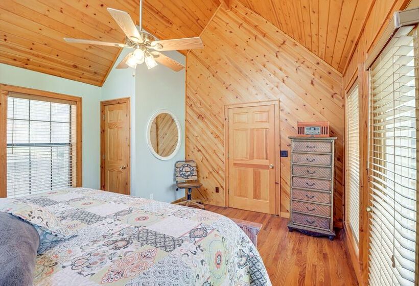 Lakefront Arkansas Home W/ Deck, Grill & Cornhole!