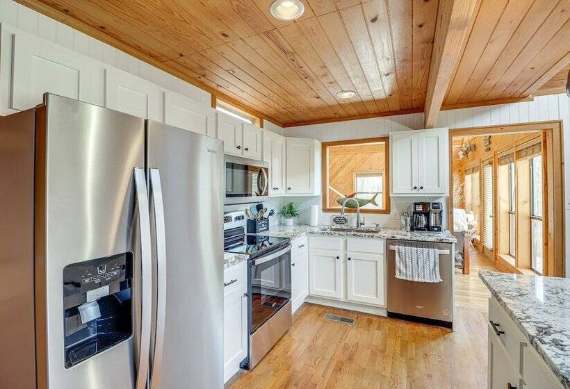 Lakefront Arkansas Home W/ Deck, Grill & Cornhole!