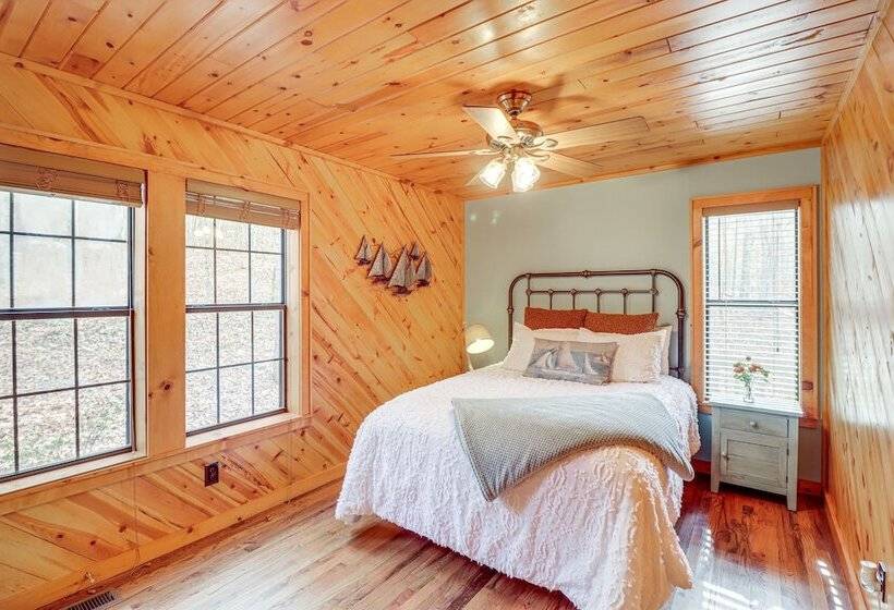 Lakefront Arkansas Home W/ Deck, Grill & Cornhole!