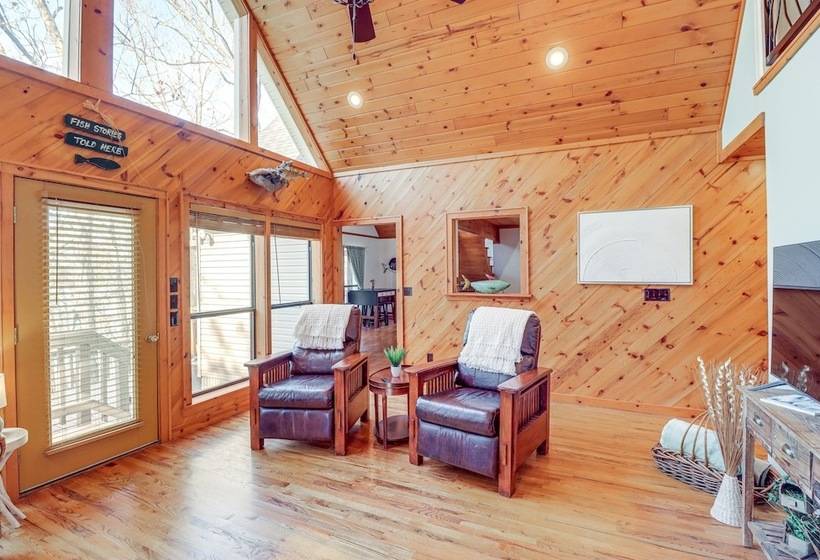 Lakefront Arkansas Home W/ Deck, Grill & Cornhole!