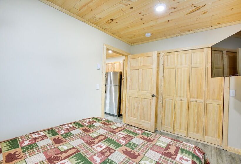 Michigan Retreat W/ Fire Pit & Grill, Near Lakes!