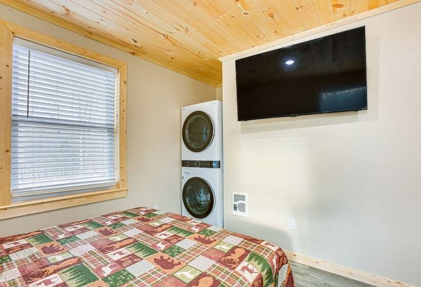 Michigan Retreat W/ Fire Pit & Grill, Near Lakes!