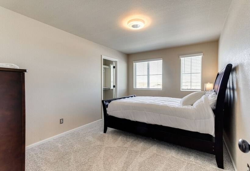 17 Mi To Downtown Denver: Modern Aurora Home!