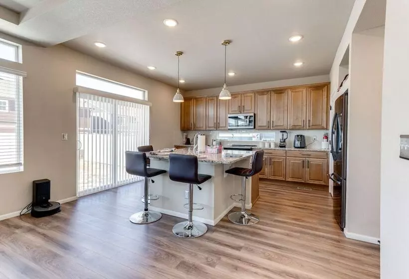 17 Mi To Downtown Denver: Modern Aurora Home!