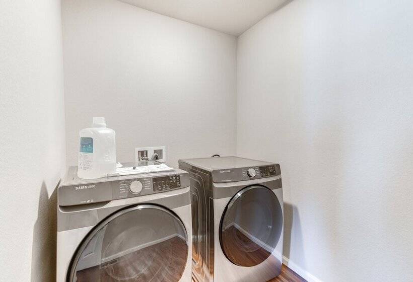 17 Mi To Downtown Denver: Modern Aurora Home!