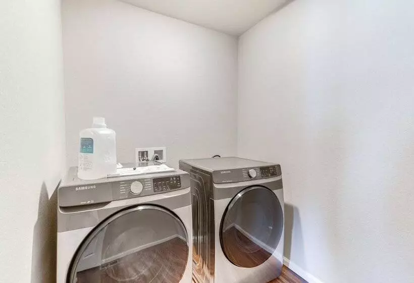 17 Mi To Downtown Denver: Modern Aurora Home!